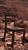 vieille chaise en bois sur les rochers du grand canyon video