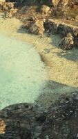 naturlig havslandskap med hav klippig Strand video