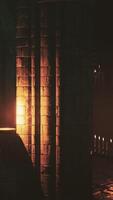 encantador ambiente tenuemente iluminado gótico catedral video