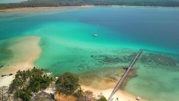 aereo Visualizza di tropicale bianca sabbia spiaggia e turchese acqua, Tailandia video