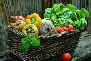 Fresco vegetales producto con cesta profesional publicidad comida fotografía foto