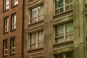 Clásico ladrillo edificio con ventanas y un marrón fachada foto