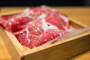 prima japonés carne rebanado wagyu jaspeado carne de vaca foto