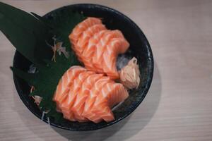 rebanado crudo salmón o salmón sashimi en Fresco japonés estilo foto