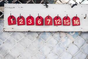 un madera rojo número etiqueta para cola para motocicleta Taxi conductores números para el cola foto