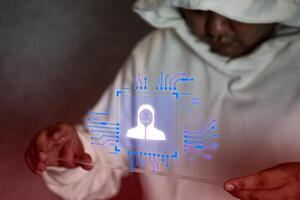 hacker en un capucha y espectáculo íconos hacker datos robo, Internet fraude, red oscura, y ciber seguridad conceptos. foto