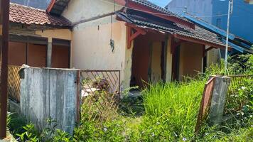 Abandoned houses that are already damaged and left behind photo