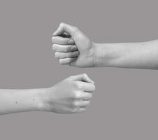dos manos en puño bache gesto, hermano saludo simbolizando equipo fuerza, amistad. hembra y masculino foto