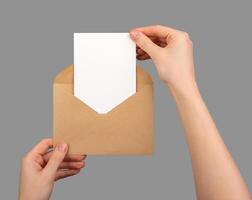tarjeta postal Bosquejo, vertical blanco tarjeta tomando desde papel sobre aislado en blanco foto