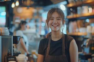 joven sonriente asiático camarera servicio clientes en café tienda atención en el antecedentes muchacha. foto