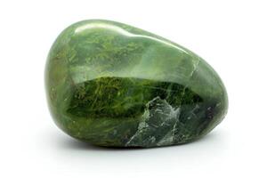 macro Disparo de pulido verde jade piedra preciosa en blanco antecedentes. foto