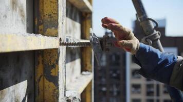 constructeur installe le coffrage avant verser le béton video