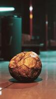 vecchio pallone da calcio nella metropolitana vuota video