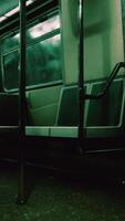 tunnelbanevagnen är tom på grund av coronavirusutbrottet i staden video