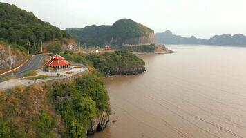 aereo Visualizza di panoramico tropicale costa di gatto ba isola nel Vietnam. video