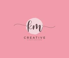 monograma de belleza de logotipo femenino km inicial y diseño de logotipo elegante, logotipo de escritura a mano de firma inicial, boda, moda, floral y botánica con plantilla creativa. vector