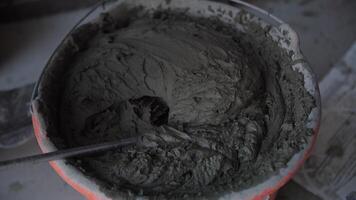 blandning cement i en hink med en mixer video