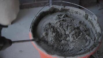 blandning cement i en hink med en mixer video