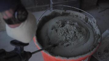 blandning cement i en hink med en mixer video