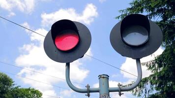 verkeer licht knippert rood lichten. spoorweg verkeer licht dat verbiedt de beweging van auto's. verkeer licht Aan de spoorweg. video