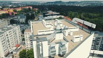 industriell Belüftung Turbinen auf das Dach von ein mehrstöckig Gebäude. Rauch Entfernung im Fall von Feuer. video