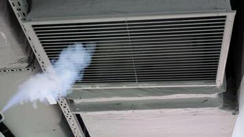 verificação a ventilação dutos com uma fumaça máquina. a bombeiro Verificações a esboço, projeto do ventilação. video