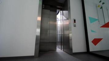 Aufzug Türen Das öffnen automatisch. leeren Aufzug von ein mehrstöckig Gebäude. video