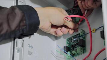 Ucraina Leopoli. 10.07.2021 elettricista tester controlli elettrico contatti vicino su. connessioni nel il elettrico pannello di dispositivi. video
