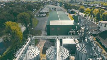 vista aérea em elevadores industriais superiores em uma planta de processamento de grãos. vista superior dos elevadores de armazenamento de grãos video