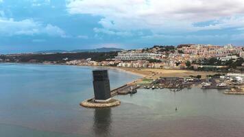 aéreo zumbido Disparo de vts buque tráfico sistema torre centrar para coordinación y controlar de marítimo tráfico y la seguridad de Lisboa. video