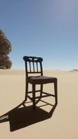 en stol Sammanträde i de mitten av en öken- video