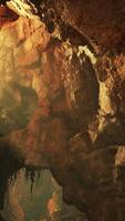 uma misterioso caverna iluminado de uma viga do luz video