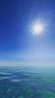 il sole è splendente al di sopra di il oceano acqua video