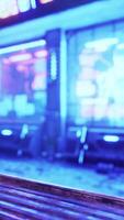 asiatico cittadina con neon leggero a partire dal cartelloni e annuncio pubblicitario nel vita notturna video
