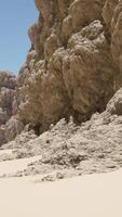 een woestijn landschap met rotsen en zand video