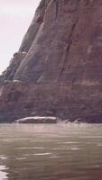 een sereen berg meer omringd door rotsachtig kliffen video
