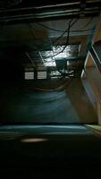 een vaag lit gang met trap leidend omhoog naar het in een donker beton interieur video
