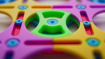 looping animering av en grupp av färgrik barn plast geometrisk former. video