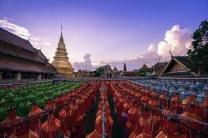 linternas hecho de vistoso papel son colgado durante el anual festival a wat phra ese hariphunchai en lamphun provincia. foto