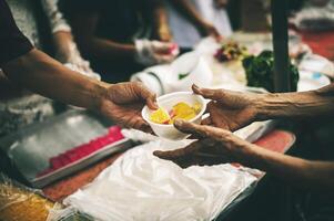 voluntarios oferta gratis comida a el pobre. el concepto de comida intercambio. foto