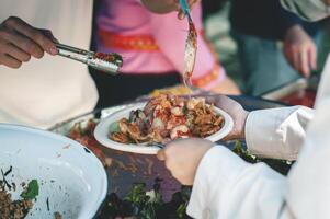 voluntario concepto a donar listo para comer comida a el hambriento y pobre foto