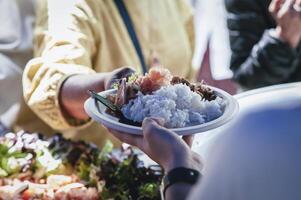 Volunteers help distribute free food to the hungry. photo