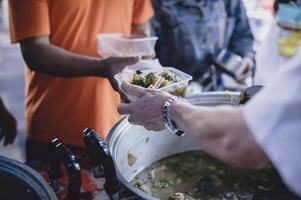 compartiendo comida con el pobre. ideas para Ayudar con hambre problemas foto