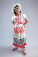 un indonesio pequeño niña vistiendo de moda vestir con modelado pose. foto