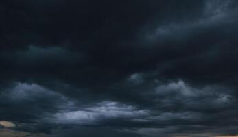 el cielo oscuro con nubes pesadas que convergen y una tormenta violenta antes de la lluvia. cielo y medio ambiente con mal tiempo o de mal humor. emisiones de dióxido de carbono, efecto invernadero, calentamiento global, cambio climático foto