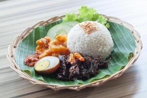 nasi kikil daging suir o triturado carne de vaca con arroz foto