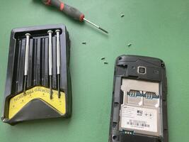 Disassembling a Samsung phone photo
