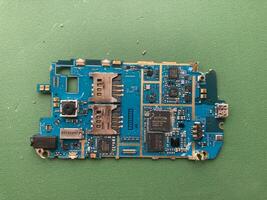 Disassembling a Samsung phone photo