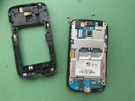 Disassembling a Samsung phone photo