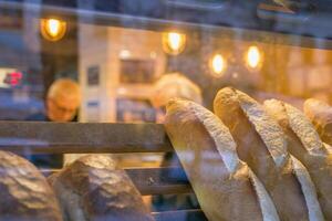 fuera de ver de el tienda ventana con Fresco un pan en Estanbul, pavo. foto